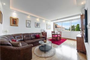Televízia a/alebo spoločenská miestnosť v ubytovaní Apartment One , sea view , free parking