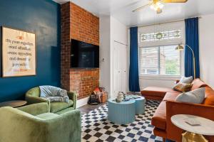 Χώρος καθιστικού στο Midcentury 5BD | BBQ & Yard | Close to DT & Pitt