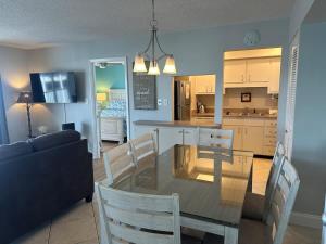 Η κουζίνα ή μικρή κουζίνα στο Beachfront Penthouse - Expansive Gulf View from Every Room! Wifi, Screened Lanai +23 φωτογραφίες