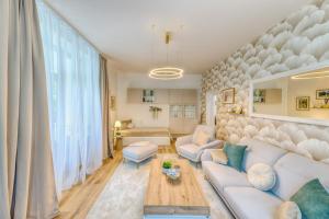 Setusvæði á Luxury New Apt near the Colonnade with Parking & 4 min to the center - near the forest
