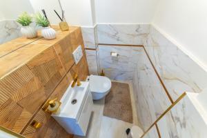 Baðherbergi á Luxury New Apt near the Colonnade with Parking & 4 min to the center - near the forest +12 myndir