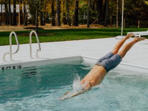 North EgremontProspect Berkshires的正在跳入游泳池的人