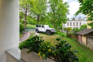Garður fyrir utan Luxury New Apt near the Colonnade with Parking & 4 min to the center - near the forest