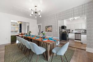 Η κουζίνα ή μικρή κουζίνα στο Midcentury 5BD | BBQ & Yard | Close to DT & Pitt