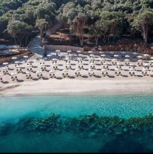 una vista aérea de una playa con sombrillas y agua en Cosy and Comfy Apartment 2 min walk to the beach, en Sarandë