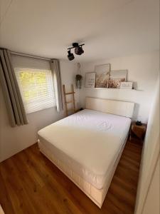 Postel nebo postele na pokoji v ubytování RBR 276 - Beach Resort Kamperland