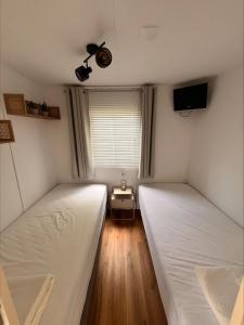 Postel nebo postele na pokoji v ubytování RBR 276 - Beach Resort Kamperland