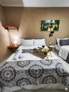 Un dormitorio con una cama grande con una bandeja encima. en Bella Vista Loft, en Petrolina