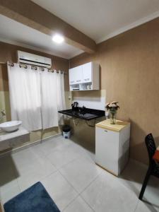 Una pequeña cocina con fregadero y encimera. en Bella Vista Loft, en Petrolina