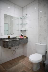 un bagno con un water e un lavandino di Sobrado com 03 quartos, prox aduana da Argentina a Foz do Iguaçu