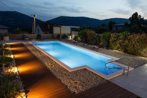 einen Pool im Garten mit Holzterrasse in der Unterkunft Urlaubsdomizil in Kroatien - willkommen in Bribir