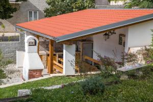 ein kleines Haus mit orangefarbenem Dach mit Klingel in der Unterkunft Urlaubsdomizil in Kroatien - willkommen in Bribir + 32 Fotos