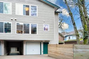 シアトルにあるEmerald Sahalee - Capitol Hill -3 bedrooms with free parkingの木塀の家