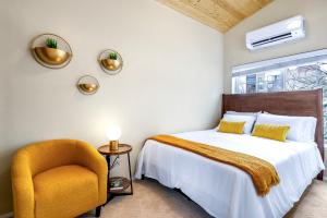 シアトルにあるEmerald Sahalee - Capitol Hill -3 bedrooms with free parkingのベッドと椅子のある寝室