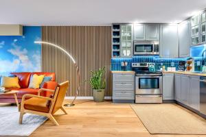 シアトルにあるEmerald Sahalee - Capitol Hill -3 bedrooms with free parkingのソファと椅子のある青いキッチン