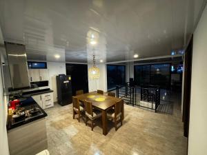 a kitchen and dining room with a table and a kitchen andheasternheastern at Finca cerca a Panaca - Birdhouse85 in Alcalá
