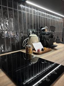 ボーソレイユにあるIdeal Studio to visit Monacoの黒いタイル張りの壁のキッチン