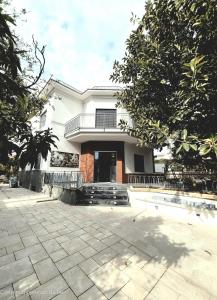 a white house with a balcony and a patio at Villa Stesicoro Suite in Mondello