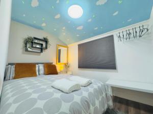 Ένα ή περισσότερα κρεβάτια σε δωμάτιο στο Room 2 Shared House