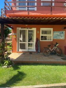 ein Haus mit zwei Fahrrädern, die draußen geparkt sind in der Unterkunft Casa perto do mar, conforto em meio a natureza in Búzios