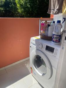 eine Waschmaschine mit einem Korb darauf in der Unterkunft Casa perto do mar, conforto em meio a natureza in Búzios