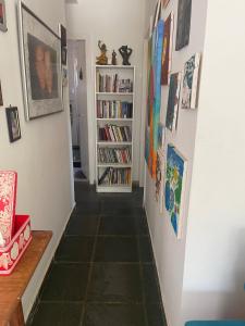 einen Flur mit Bücherregal gefüllt mit Büchern in der Unterkunft Casa perto do mar, conforto em meio a natureza in Búzios