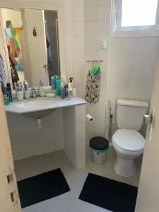 ein Badezimmer mit Toilette und Waschbecken in der Unterkunft Casa perto do mar, conforto em meio a natureza in Búzios + 2 Fotos