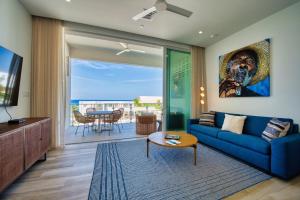 Μια τηλεόραση ή/και κέντρο ψυχαγωγίας στο Sunset Point - Elegance Redefined