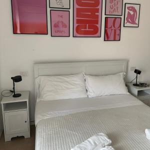 Postel nebo postele na pokoji v ubytování Conero Casa - Marcelli di Numana in Via Litoranea 101 sul mare vista Spiaggia con Parcheggio Esclusivo