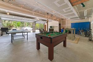 Τραπέζι μπιλιάρδου στο New Riverfront BYO Boat Game Room