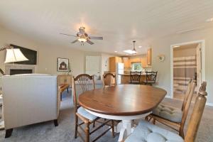 Φωτογραφία από το άλμπουμ του New Riverfront BYO Boat Game Room σε Bellaire