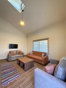 Een zitgedeelte bij Montavi Village +3 foto's