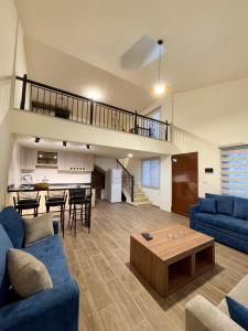 Een zitgedeelte bij Montavi Village