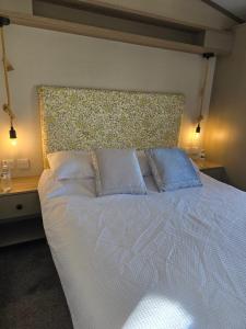 Un dormitorio con una cama blanca con dos almohadas. en 41 Park Lane Patrington Haven 2 bedrooms sleeps 6 five stars park, en Patrington
