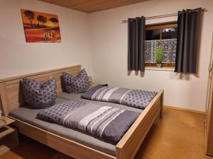 two twin beds in a room with a window at Ferienwohnung Familie Weißenbach in Elbigenalp