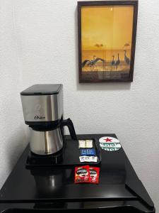 Una cafetera encima de una mesa en Guaja 745 - Apartamento Augusto, en Belo Horizonte