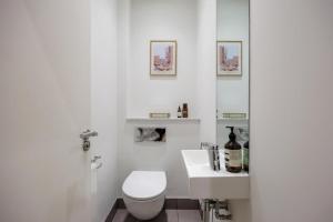 Un baño blanco con inodoro y lavabo. en Stylish Soho&Covent Garden Retreat, en Londres