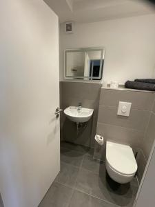 a bathroom with a toilet and a sink at Hof Uffenbeck - Apartment 5, auf dem Land in Melle