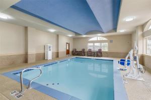 a large swimming pool with a blue ceiling at Best Western Plus JFK Inn & Suites in North Little Rock