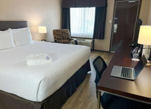 Letto o letti in una camera di Coast Swift Current Hotel