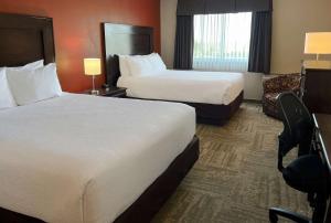 Letto o letti in una camera di Coast Swift Current Hotel