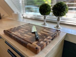 a knife sitting on top of a cutting board on a counter at Natuurhuis 'Van De Wereld' in Lanaken