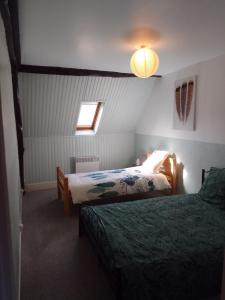 Habitación de hotel con 2 camas y luz en Gîte Dornecy, en Dornecy