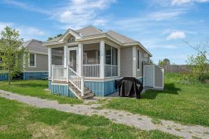 ein kleines Haus mit Veranda und Garten in der Unterkunft The Sweetgrass - 57 Butternut in Cherry Valley + 86 Fotos
