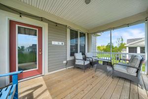 eine Veranda mit Stühlen und einem Tisch auf einem Haus in der Unterkunft The Sweetgrass - 57 Butternut in Cherry Valley