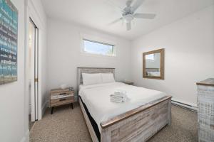 ein Schlafzimmer mit Bett und Deckenventilator in der Unterkunft The Sweetgrass - 57 Butternut in Cherry Valley