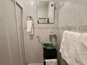 Ένα μπάνιο στο Campestre's Studio with AC close to Starbucks