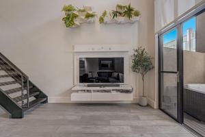 Μια τηλεόραση ή/και κέντρο ψυχαγωγίας στο Modern Luxury Loft facing Santana Row with Balcony