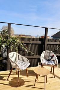 Ban công/sân hiên tại Seaside villa with pool