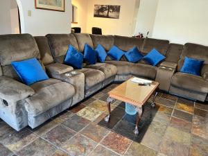 Charming 4BR Retreat near Gawler的休息区